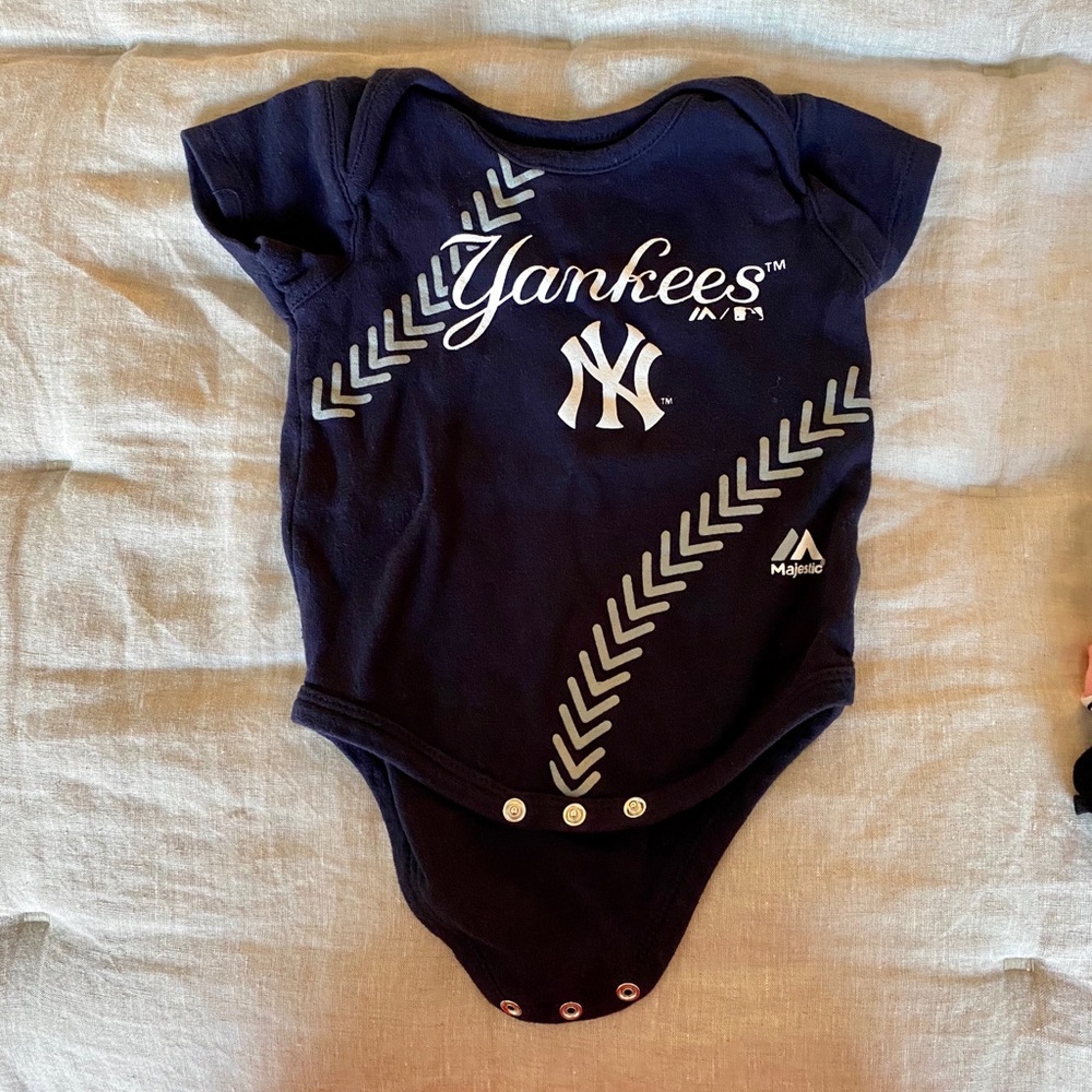 New York Yankees onesie/bodysuit size 6-9 months